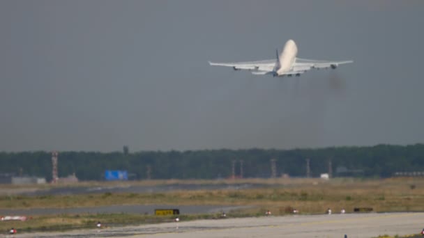 Frachtflugzeuge, die Fracht transportieren — Stockvideo