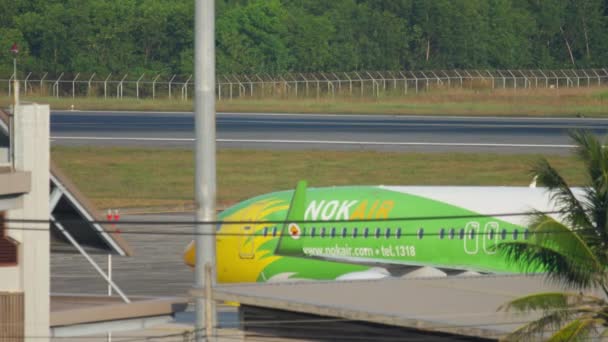 NOK Air Boeing 737 taxi till terminalen efter landning — Stockvideo