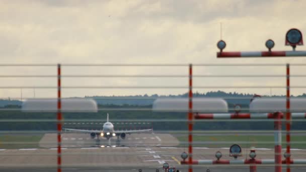 Flugzeug bremst nach der Landung, Frontansicht — Stockvideo