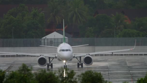 Самолет на аэродроме, дождь — стоковое видео