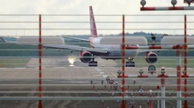 Berlin Havayolları uçağı Düsseldorf 'a iniyor.