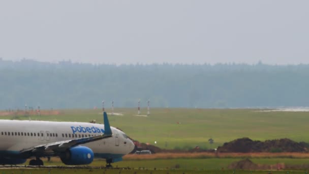 Boeing Pobeda auf dem Flughafen Scheremetjewo — Stockvideo