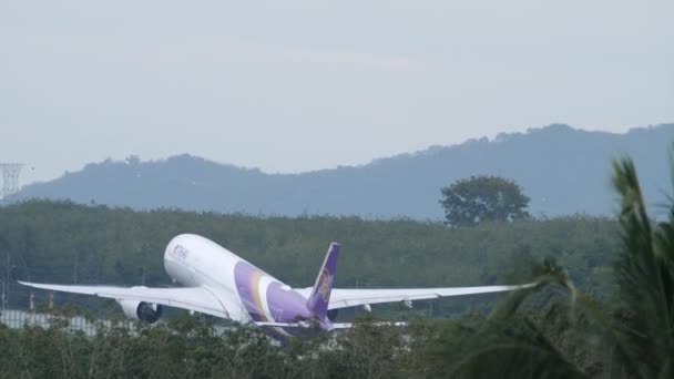 Airbus A350 Thai Airways lyfter — Stockvideo