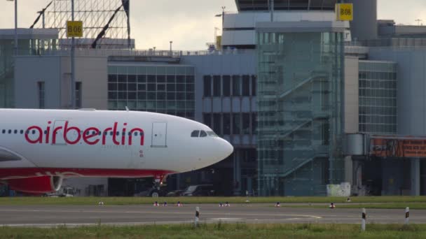 Літак Airbus Air Berlin на злітній смузі. — стокове відео