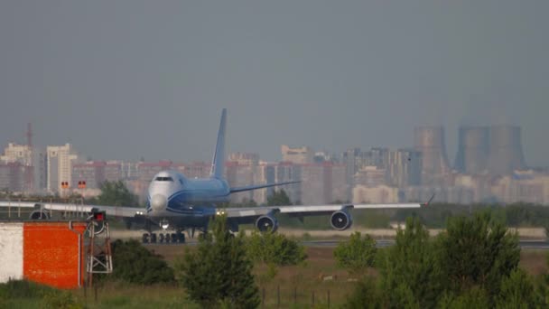 Aeroporto vista campo d'aviazione, AirBridgeCargo aereo — Video Stock