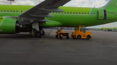 Havaalanına giden otobüsün görüntüsü.