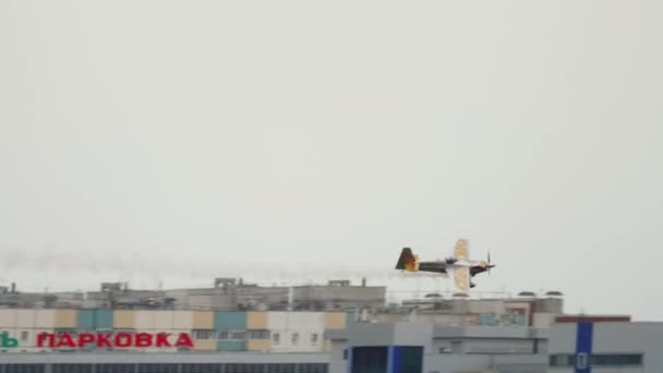 Coups dans le ciel d'un avion sportif — Video