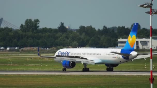 Boeing 757 de travagem Condor — Vídeo de Stock