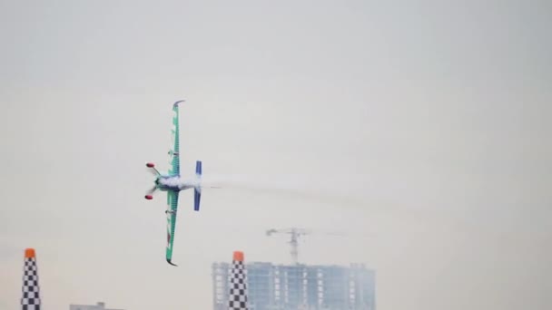 Sportovní letadlo létá na letecké přehlídce — Stock video