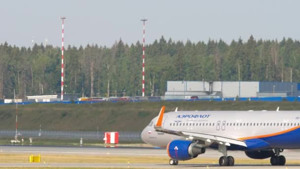 Aeroflot uçağı taksicilik yapıyor. — Stok video