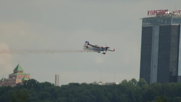 Samolot sportowy na niebie, zwolnione tempo — Wideo stockowe