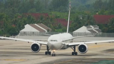 Phuket havaalanındaki uçak.