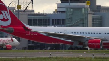 Airbus Air Berlin uçağı pistte.