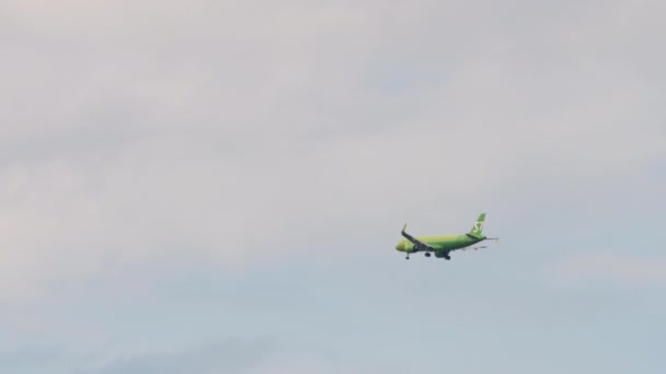 Пасажирський літак S7 Airlines летить на посадку. — стокове відео