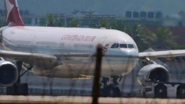 Avião de passageiros no aeródromo — Vídeo de Stock