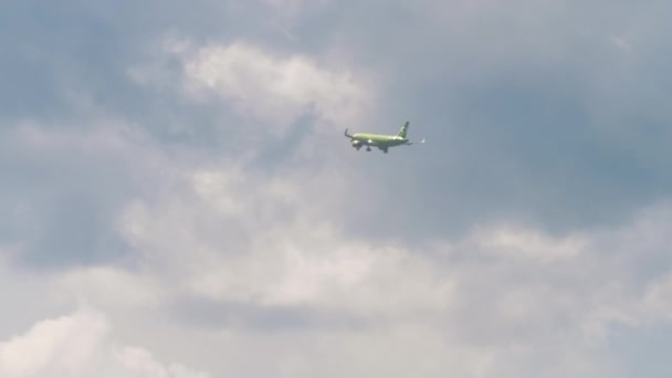 S7 Airlines létá na přistání — Stock video