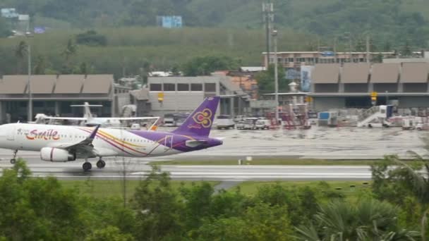 Avión aterrizando en un día nublado lluvioso — Vídeo de stock