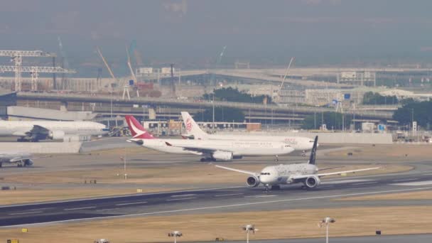 Widok na pas startowy i samolot, Hongkong lotnisko — Wideo stockowe