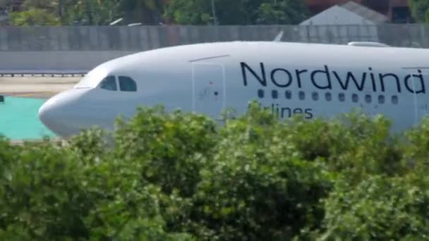 Nordwind uçağının yakın çekim inişi. — Stok video