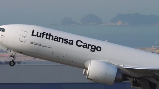 Lufthansa Cargo lyfter — Stockvideo
