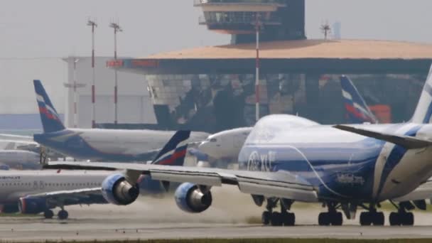 Boeing 747 AirBridgeCargo, задній вид — стокове відео