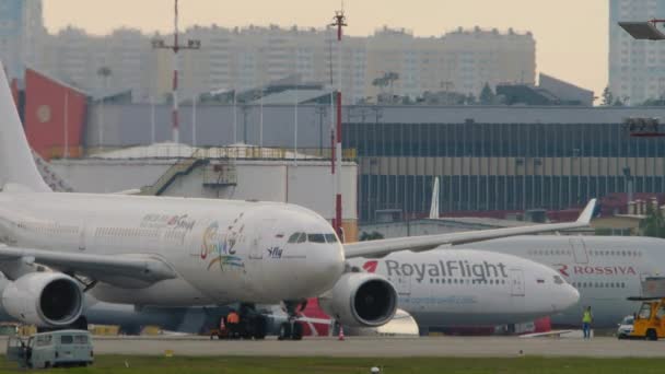 Kilátás a repülőtér területére, légi járművek karbantartása — Stock videók