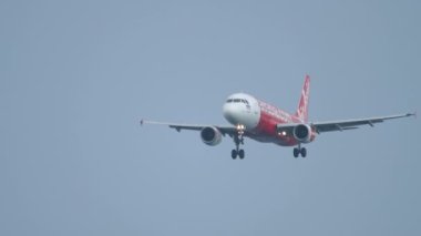 İniş için inen Asya uçağı