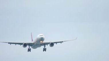 Tepemizde büyük bir uçak uçuyor.