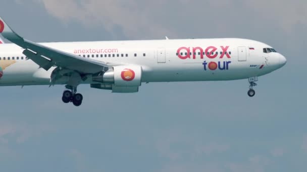 Boeing 767 Azur Air φτάνει στο αεροδρόμιο της Ταϊλάνδης — Αρχείο Βίντεο