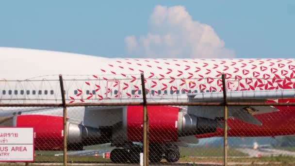 Boeing 747 taxiën op Phuket luchthaven — Stockvideo