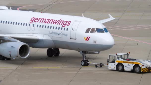 Airliner Germanwings at Dusseldorf airport — стокове відео