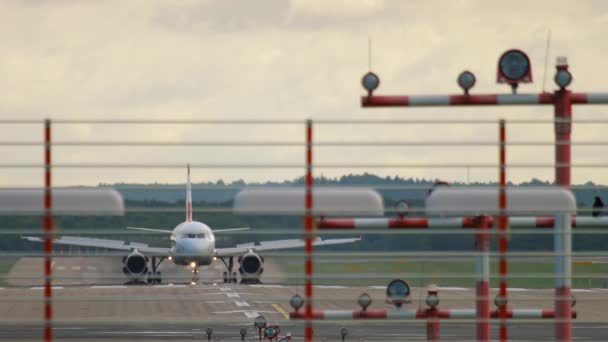 Flugzeug bremst auf der Landebahn ab — Stockvideo