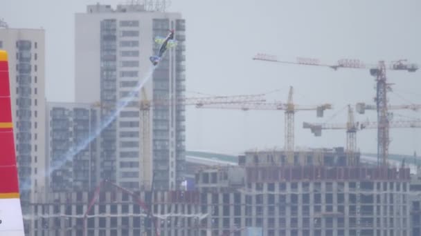 Avión deportivo voltea en el cielo — Vídeos de Stock