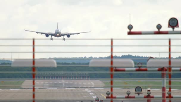 Μπροστά, το αεροπλάνο κατεβαίνει για προσγείωση. — Αρχείο Βίντεο