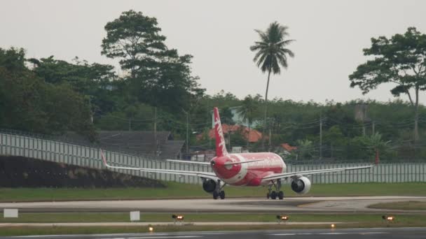 Achteraanzicht, AirAsia klaar om te vliegen — Stockvideo