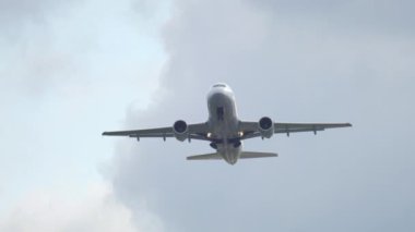 Uçak tepemizde uçuyor.