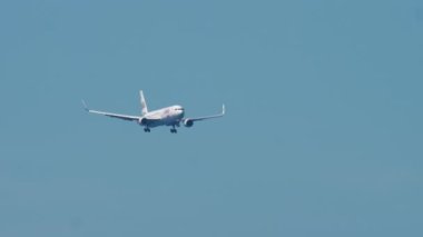 Azur Havayolları Tayland havaalanında uçuyor.