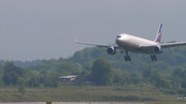 Passenger plane of Aeroflot landing — Stock Video