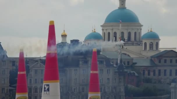 Spektakuläre Flugzeugstunts am Himmel — Stockvideo