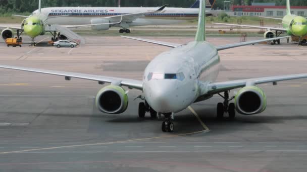 Flygplan av S7 Airlines taxi till terminalen — Stockvideo