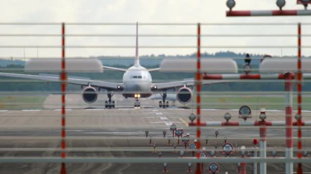 Avión en la pista de rodaje de frenado, vista frontal — Vídeo de stock