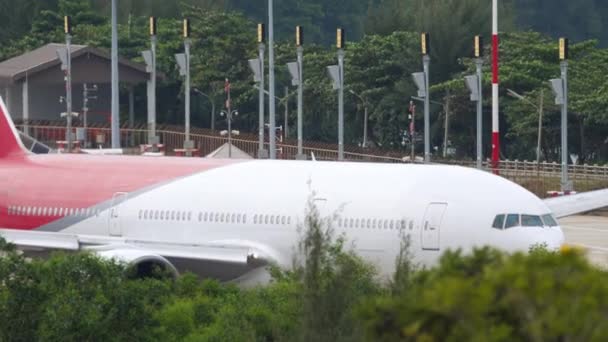 Enorme Boeing charter en el aeropuerto — Vídeo de stock