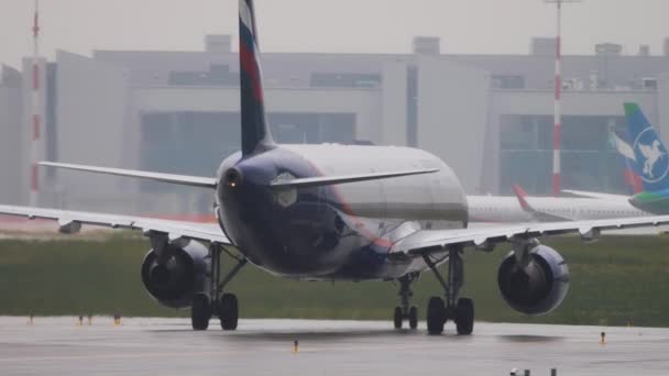 Airbus Aeroflot taxis, vista trasera — Vídeo de stock