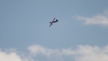 Gökyüzünde bir spor uçağı gösterisi.