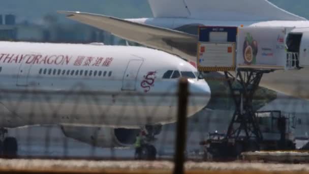 Cathay Dragão no Aeroporto de Phuket — Vídeo de Stock