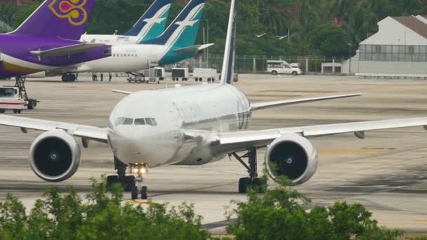 Boeing taxi aan het begin van de startbaan — Stockvideo