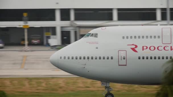 Riesige Boeing 747 auf der Landebahn — Stockvideo