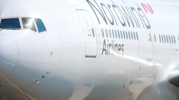 Plan rapproché d'un Boeing 777 — Video