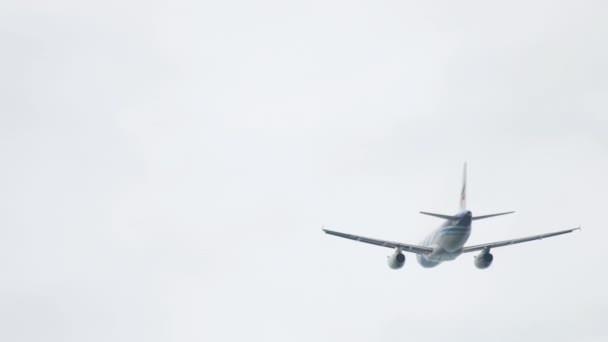 Avión volando alto en el cielo, vista trasera — Vídeos de Stock