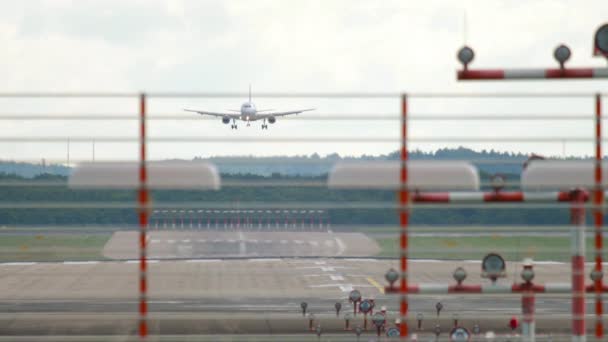 Přistávací dráha a letadlo — Stock video